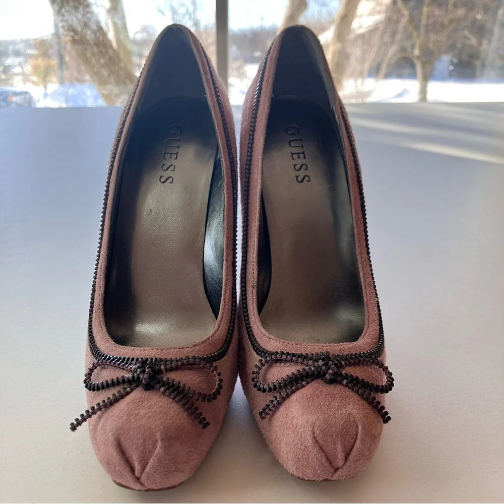 Guess Dusty Pink Suede Pumps Zipper Bow Chain Trim Stiletto Heels Women’s 6.5 - Picture 3 of 11
